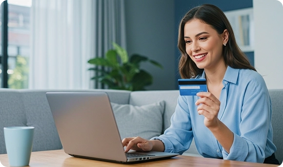 Mulher usando laptop para gerenciar seu limite de crédito